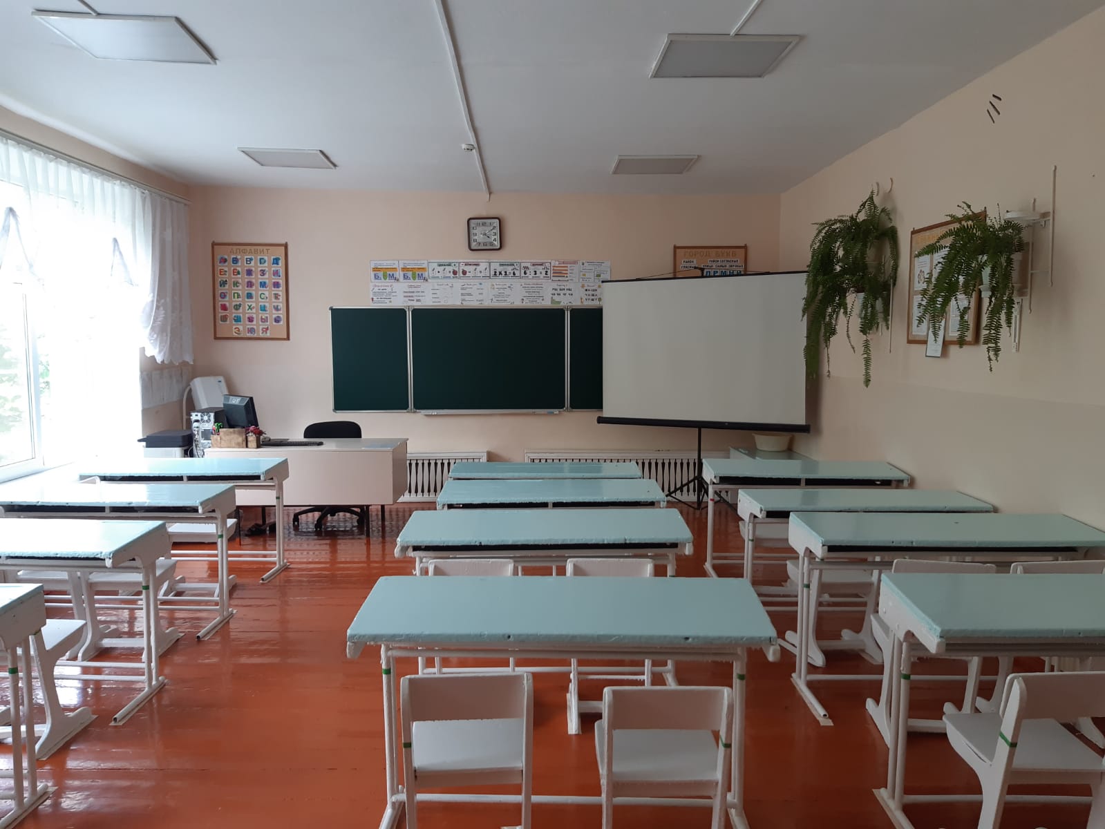 Кабинет 2, площадь 63 кв.м., посадочных мест 24.