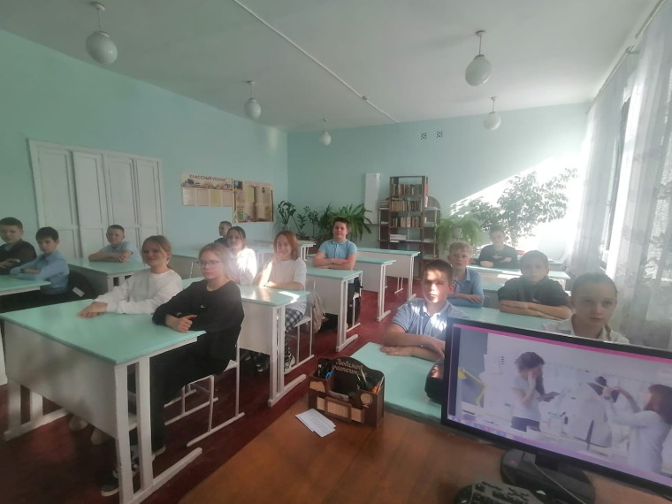 30 января в рамках профориентационного курса «Россия – мои горизонты» в 6-11 классах прошли занятия на тему «Россия индустриальная: легкая промышленность»..